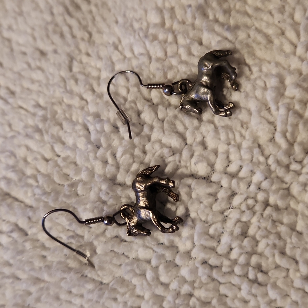Beautiful 🐎 pewter earrings